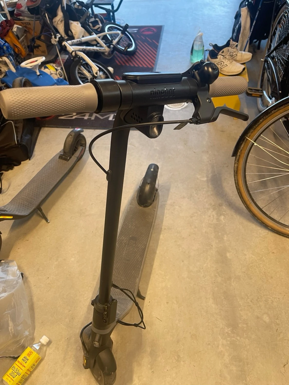 Svart elscooter  - 3