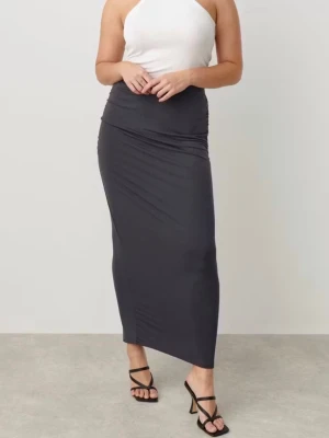 Gina kjol  - Snygg mörkgrå långkjol med figurnära passform och enkel design. Kjolen är tillverkad i ett stretchigt material som sitter bekvämt och följer kroppen. Perfekt att styla med både sneakers och klackar.