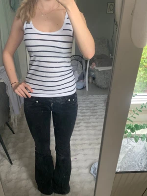 Randigt linne🖤 - Detta linne är extremt skönt då den har tjocka band💗💗perfekt att ha på sig med en basic outfit för att styla till det lite.