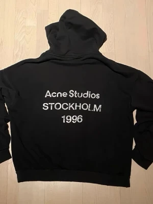 Acne studios hoodie - Hej, nu så säljer jag min mycket eftertraktade Acne studios hoodie med trycket. ”Acne Studios 1996” på ryggen. Tröjan har inga defekter och är i mycket bra skick. Tveka inte att höra av er vid ev frågor. Priset är ej hugget i sten 🤝