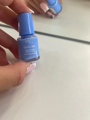  Quick Dry ljusblått nagellack - Snyggt ljusblått nagellack från PS... med quick dry-formula som torkar på 60 sekunder. Kommer i en klassisk rund glasflaska med matchande blått lock. Perfekt för dig som vill ha en fräsch och trendig färg på naglarna.