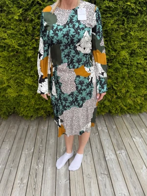 Mönstrad långärmad klänning - Hjälper till morsan och sälja hennes helt oanvända kläning från ”By Malene Birger” original pris 4000 från hemsidan. Hon säljer klänning då den gör bättre nytta hos någon som kommer använda denna fina klänning. Inga täcken på användning eftersom den är helt oanvänd och har varit förvarad med en skydd över. PRISET GÅR ATT DISKUTERA 