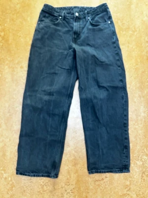 Baggy jeans - Säljer ett par grå baggy barrel jeans i en grå färg. De är i storlek 42 och nästan oanvända. Säljer även likadana i färgen blå. Kontakta mig för fler frågor🌷