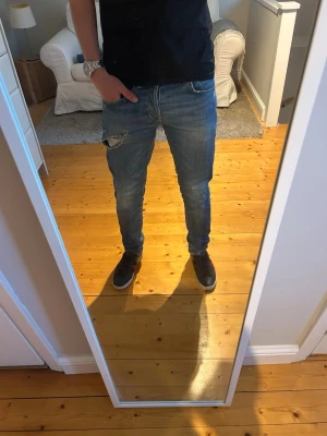 Dondup George Jeans - Dondup George Jeans i mycket bra skick | Storlek och mått: W32, Längd ca 106cm, Midja ca 39cm📏| Vid frågor eller diskussion om pris är det bara att skriva✍🏼| Frakt inom 48h📦