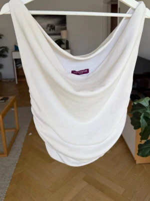 Women Tops - Beautiful looking tops im good condition and long T shirt