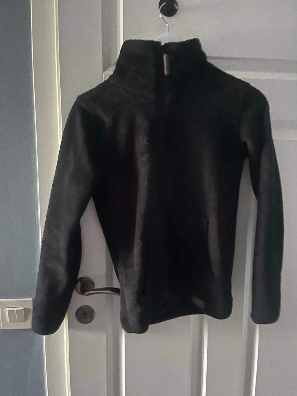 Svart fleece tröja med halv dragkedja