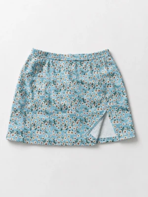 Blommig blå kortkjol med slits - Supersöt blå kortkjol med blommigt mönster och en liten slits framtill. Kjolen har elastisk midja och är perfekt för dig som gillar en lekfull och fräsch stil. Materialet känns lätt och bekvämt, perfekt för varma dagar.