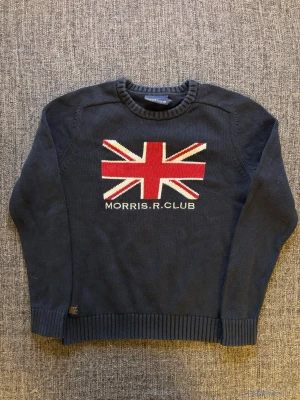 Morris tröja ~ vintage modell - Sjukt eftertraktad Morris tröjan i marinblå med sällsynt design – vintage modell  sjukt sällsynt, stl M. Fint skick och sitter riktigt bra, perfekt till vardag 🌿  Kan även gå ner lite i pris vid snabb affär ✌️ Skickas inom 24h 📦
