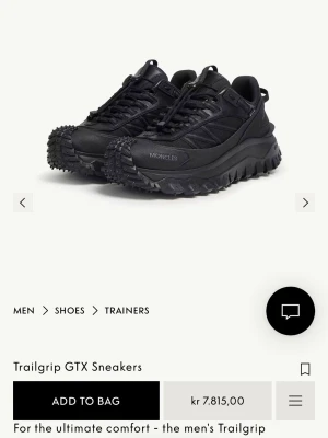 Moncler Trailgrip GTX svarta sneakers - Svarta Moncler Trailgrip GTX sneakers med robust Vibram-sula och vattentätt Gore-Tex-material. Snygg sportig design med detaljer i mesh och läder, samt diskret Moncler-logga på sidan. Perfekta för dig som gillar streetwear och outdoor-vibe.