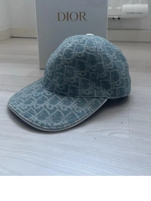 Blå Dior keps med monogram - Snygg blå keps från Dior 