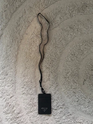 Svart korthållare  - Snygg svart korthållare.Korthållaren har en stilren design perfekt för att hålla koll på ID eller accesskort.