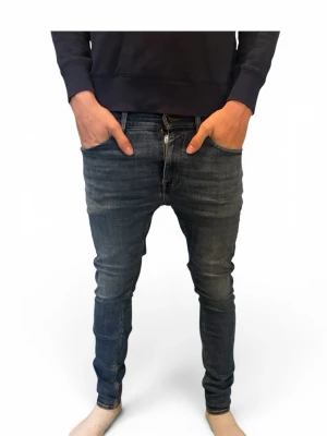 Tiger of sweden jeans - Säljer nu ett par Tiger of Sweden i mycket fint skick. jag på bilden är 185cm lång. Hör av er vid frågor eller funderingar!🔊
