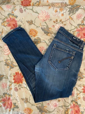 Blåa Dondup jeans - Ett par blåa dondup jeans i modell Georg. Mycket bra skick med en skön fade och slim passform.