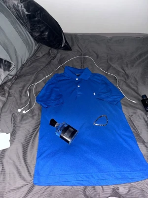 Ralph Lauren pike - Tvärsnygg blå Ralph Lauren pike. Jätte bra skick och super bekväm. Slim fit size M men kan även passa S. Modellen är 185 70 kg. 100% bomull.