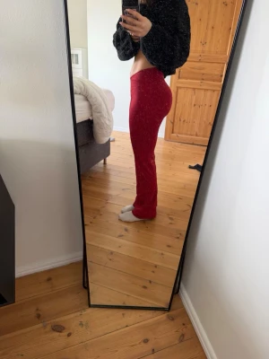 DFYNE vision flares  - DFYNE vision flares i M regular längd. Säljer då dom är lite korta på mig. Jag är 175cm (har väldigt långa ben), färgen heter vinter berry har jag för mig, säljs inte längre! Vinröd/ röd, dom sitter som S/M