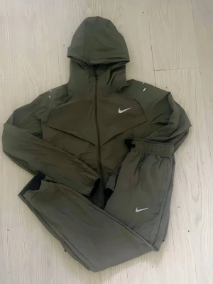 Helt ny Nike tracksuit!! - Riktigt fet Nike tracksuit som kommer med tags! Tracksuiten e mörk grön och riktigt clean 