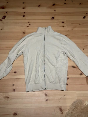 East West Zip-up - Full zip från East west. Säljer då den inte längre passar mig. Använd men sparsamt. Storlek S. Hör gärna av dig vid frågor!