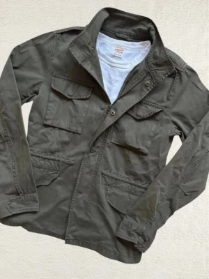 Unik overshirt OVS - Säljer en snygg och unik overshirt från OVS, inga tecken på användning, st S. Hör av dig vid minsta fundering och jag fraktar alltid inom 24h! Pris kan  diskuteras vid snabb affär 😊