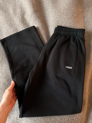 Oner Active Sweatpants - Säljer mina FOUNDATIONS COSY STRAIGHT LEG JOGGERS i svart, storlek S-Lång. Aldrig använda och har lappen kvar!🌸