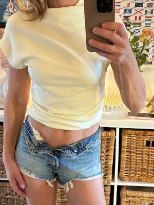 Ny gul topp ärmlös  Gina tricot Stl L - Ny gul topp ärmlös Gina tricot . Stl L. Figurnära . Endast provad