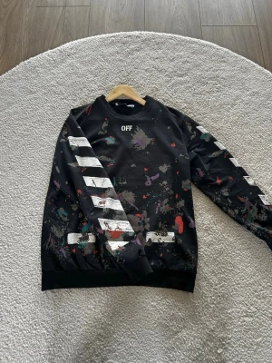 Svart Off white tröja - Svart off whiten tröja i storlek M: många färger och en häftig tröja, hör av er vid minsta lilla😁