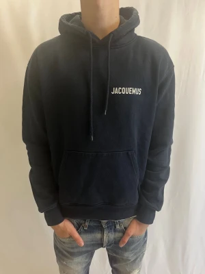 Jacquemus Hoodie  - Tjena! Säljer nu denna feta blå Hoodie från Jacquemus. Sällsynt Hoodie som är svår att få tag på. Hoodien är i storlek S, passar M/S.             Ny pris: ca 4000kr.                                                        Säljs för: 1199                                                      Priset går att diskutera!                                        Tveka inte på att höra av er vid frågor eller funderingar! 