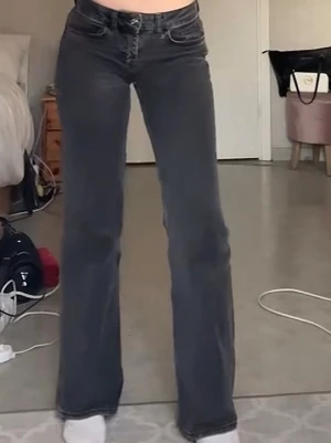 Lågmidjade utsvängda jeans - Bra skick, exakt likadana bara att ena är svart och den andra blå, samma storlek 36/S på båda från H&M Divided. Kommer som ett pack, annars kan man köpa en för 85 kr/st det är bara att säga till!