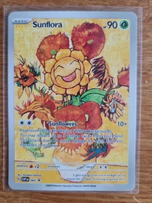 Pokémonkort Sunflora SVP 085 - Säljer ett Pokémonkort med Sunflora-motivet från Scarlet & Violet Promos, nummer SVP 085. Kortet har en färgglad design med gul och grön bakgrund och är tillverkat i klassiskt pappmaterial. Perfekt för samlare eller Pokémon-fans!