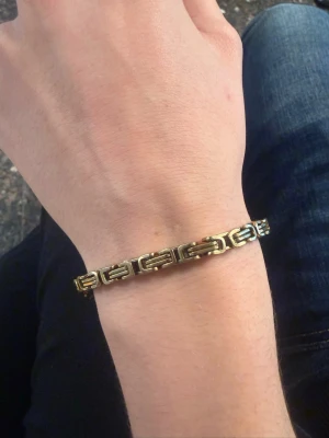Guldig länk kedjearmband  - Detta är ett guldplaterat kejsarlänks-armband för män. Köpt för 1099kr. Säljs för 599. Pris kan diskuteras. Inte alls använd. Som ny. Köpt på babysnakes hemsida.