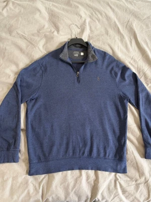 Ralph Lauren - Quarter/Half zipp - Säljer en Quarter zip från Polo Ralph Lauren, köptes för ett par år sedan och knappt används då den är lite för liten för mig. Kvitto finns. Storlek L men sitter mer som en M. I princip nyskick. 