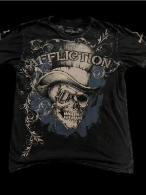Affliction t-shirt  - Asfet äkta!! affliction t shirt säljer för det inte riktigt min stil längre!! 😁 strlk M. Behöver delar till hajper moppe så snälla köp🥹Knappt använd!