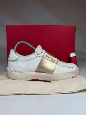 Valentino open - Säljer nu dessa jättefina Valentino opens med original box, dustbag och helt nya skosnören. Skriv för fler bilder/frågor🤗 (själv klart äkta)