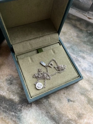 Maria Nilsdotter halsband - Jättefint halsband från Maria Nilsdotter i silver, ”mini i’m ok”. Nypris 1’095kr🌼Märkt med ”925” och ”Dotter” samt ”MNS” vilket visar att det är äkta MN och Silver. Jättefint skick, använd endast en enda gång och helt nyputsad! MN asken tillkommer ej. Jag möts endast upp, antingen i Uppsala eller Stockholm🌸 Längd 45 cm