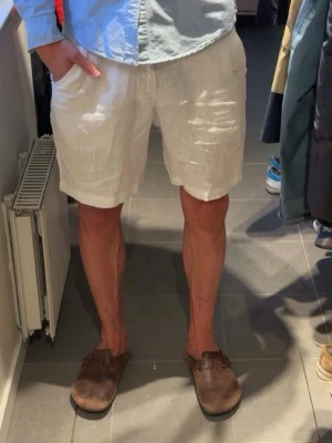 Linne shorts - Säljer dessa Zara Linne shorts som inte längre kommer till användning. Ett måste inför sommaren och ett väldigt klassiskt plagg. Storlek M 😁
