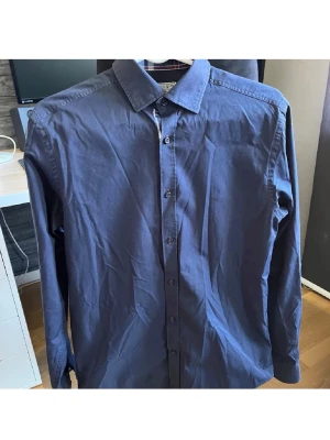 Skjorta från Jack & Jones - Snygg marinblå skjorta från Jack & Jones, storlek M i fint skick.