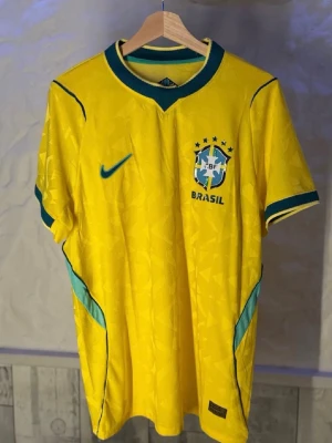 Brasilien fotbollströj - Finns storlek Xs-M