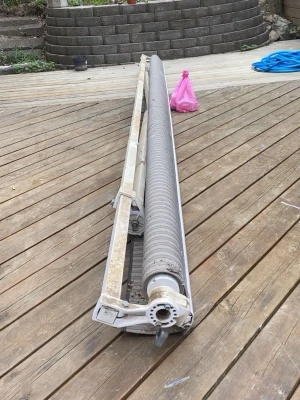 Grå markis med kassett - Säljer en grå markis med kassett och vevfunktion. Markisen är tillverkad i metall och textil, och har en robust konstruktion med fästen i ändarna. Perfekt för att skapa skugga på altanen eller uteplatsen. Om du köper den måste du hämta upp den från en adress