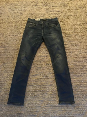 Replay Grover hyperflex - Säljer dessa riktig fina marinblåa replay Grover jeans i storlek W32L34. Liten slitning vid skrevet syns i bild