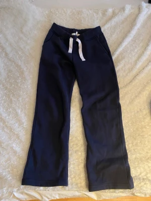 Russemerch  - Super snygga mörkblåa Russemerch byxor i storlek S. Har även lagt ut en ziphoodie som är till dessa byxor!! Jag är 166 lång och de sitter perfekt på mig. Knappt använda och är som nya!💞