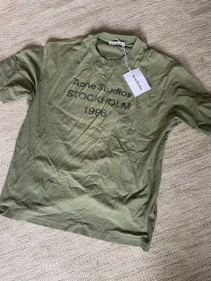 Acne studios T-shirt  - Militärgrön T-shirt med superbra passform, hör gärna av dig vi frågor. Köpt på Vinted med verifiering!!