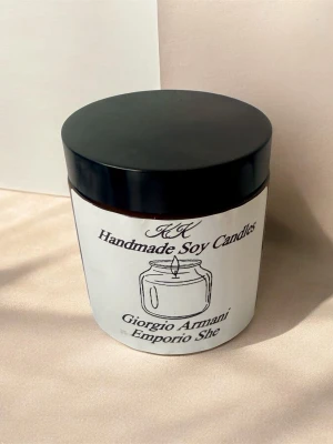 🕯️ Lyxigt sojavaxljus Armani She – UTFÖRSÄLJNING 90 kr 🕯️ - Säljer ett handgjort sojavaxljus i elegant brunt glas med svart lock.  ✨ Doft inspirerad av Giorgio Armani Emporio She-parfym ✨ Volym: 120 ml ✨ Naturligt sojavax ✨ Brinntid: ca 25–30 timmar  🔥 Superrea! Tidigare pris: 120 kr Nupris: 90 kr (utförsäljning)  Perfekt för att skapa en mysig och lyxig atmosfär hemma 💫
