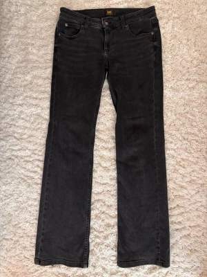 Lågmidjade lee jeans - Lågmidjade lee jeans i strl 27/31 i stretchig bootcut modell. Motsvarar en S ungefär och passar någon som är 160-168cm