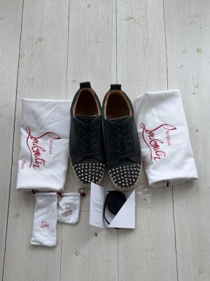Christian Louboutin  - Säljer nu mina stilrena Loubs då jag är sugen på något annat och dom inte riktigt kommer till användning. Storleken är 42 och 1/2 men passar även 43-43 och 1/2! Allt som är med i bilden medföljer dvs extra skosnören, en extra nit och ett certifikat. Skriv vid frågor och funderingar!!