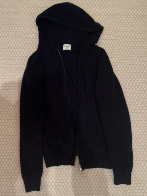 John Henric Cashmere zip - John Henric zip hoodie, 100% Cashmere. Sparsamt använd därav väldigt bra skick, inga defekter alls. Storlek xs, personen på bilden är 174. Nypris ligger på 3000, mitt pris är 900 men det kan diskuteras!