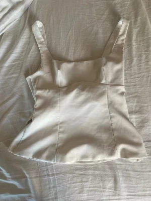 Vit topp Zara - Är villig att diskutera lägre pris! Säljer denna vita topp från Zara. Köpt från Plick för ett tag sen men den är för stor på mig så säljer den vidare. Den är i mycket bra skick och skulle tro att den knappt är använd sen innan. 