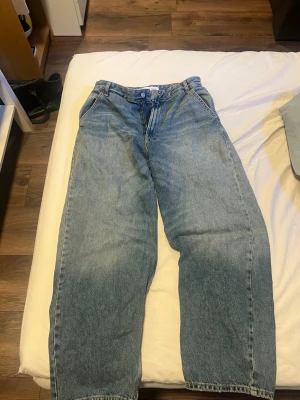 Baggy ljusblå jeans  - Trendiga baggy bershka jeans i ljusblå. Super snygga och helt oanvända 