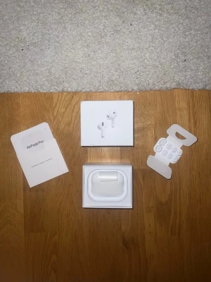 AirPods Pro 3 - Säljer ett par vita Apple AirPods Pro med trådlöst laddningsetui. Hörlurarna har en stilren och kompakt design i plast och levereras i originalförpackning med extra silikontoppar och manual. Perfekta för dig som vill ha grymt ljud och smidig anslutning till iPhone. Fick dessa som present och vet inte om dem är riktiga eller inte så köp är vid egen risk, serienummer fungerar