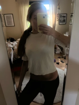 Vit tshirt - Säljer en basic vit  t-shirt från 157. T-shirten har korta ärmar, rund halsringning och är fin stickad. Perfekt till jeans eller shorts för en chill look.