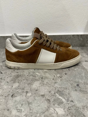 Valentino Flycrew  - Valentino Flycrew || Storlek EU41,5 || Skorna är i bra skick, en nit saknas (se bilder) Tveka inte på att höra av dig vid frågor eller funderingar 