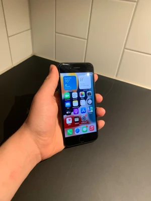 iPhone 7 i svart med 91% batterihälsa, bra skick - Säljer en iPhone 7 32GB i svart. Mobilen fungerar bra och är i fint skick med några små repor. Batterihälsa 91%, olåst och Touch ID fungerar. Kamera och högtalare fungerar utan problem. Endast mobil ingår, skriv vid frågor eller fler bilder!